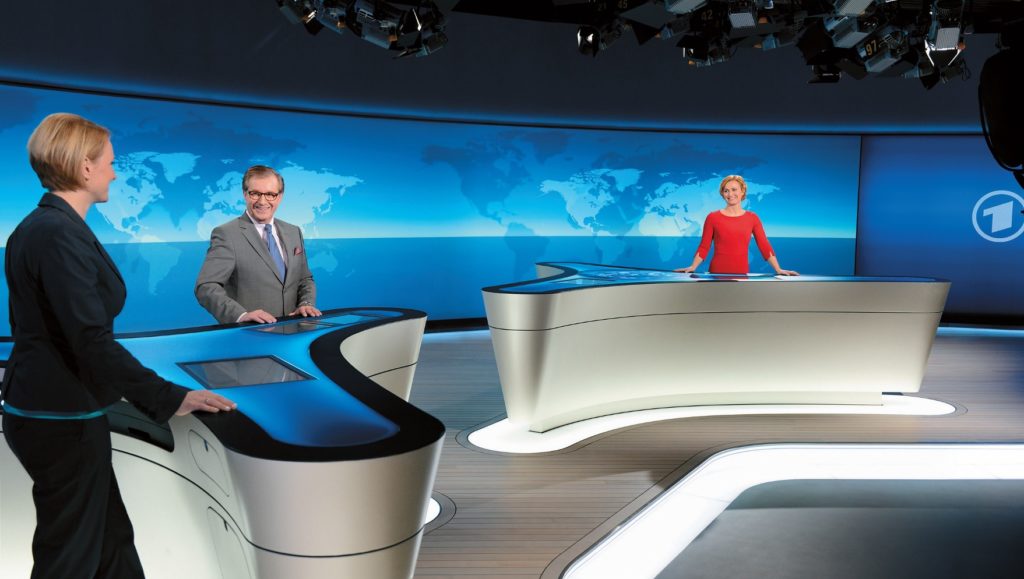 Moderatoren im ARD Nachrichtenstudio