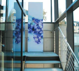 Treppenhaus mit Kunstdruck