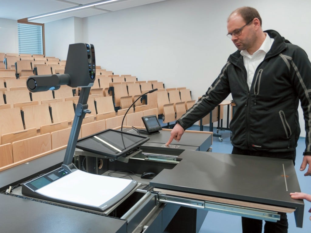 Thorsten Teyke fährt das Touchdisplay heraus, das sich unter der Mittelplatte verbirgt