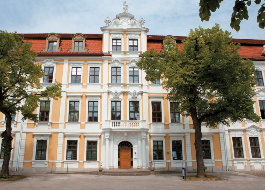 Eingang des kürzlich modernisierten Landtagsgebäudes am Domplatz in Magdeburg