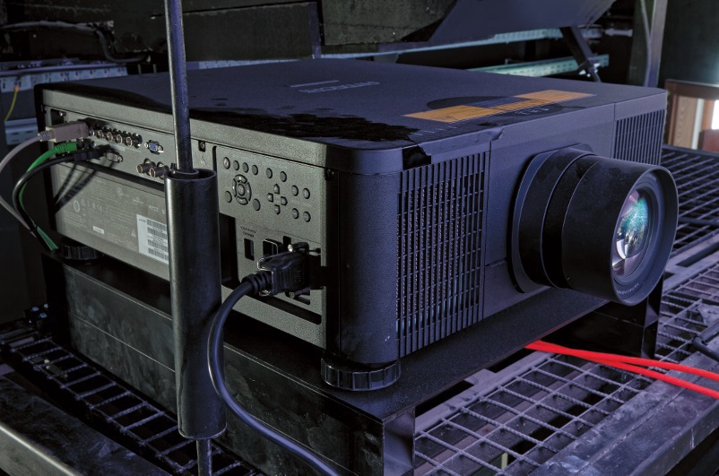 Für Sonderveranstaltungen und Vorträge stehen im Zeiss-Großplanetarium Berlin zwei Hitachi 1-Chip-DLP-Laser-Projektoren des Typs LP-WU9750B bereit.