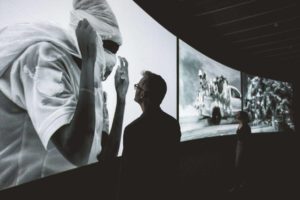 Die fesselnde Mehrkanalinstallation von Richard Mosse konzentriert sich auf die humanitäre Krise von vertriebenen Menschen.