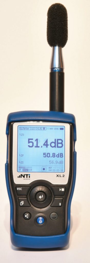 Handpegelmesser XL2 mit M2210 Messmikrofon. Das relativ preisgünstige Gerät des Liechtensteiner Herstellers NTI zählt zu den am meisten verbreiteten professionellen Handpegelmessern.