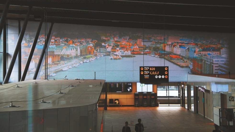Flughafen Bergen mit Videoprojektion