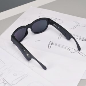 Die Bose Brille spricht Audio-Informationen ins Gehör des Trägers