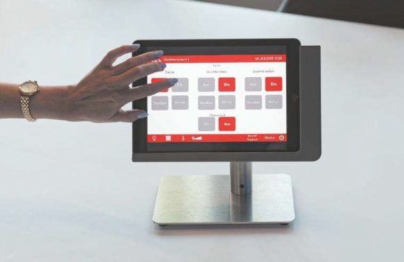  Bedienung der Medientechnik in den Konferenzräumen 1 und 2 erfolgt über ein Apple iPad in einer viveroo „free flex“-Tischhalterung