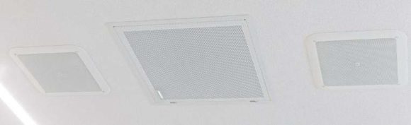 Shure MXA910 Ceiling Array Microphone (Mitte) und zwei JBL Control 321CT