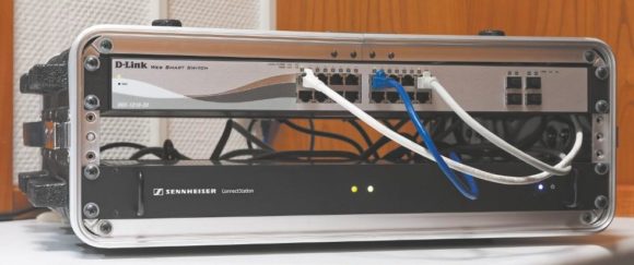 Die Sennheiser ConnectStation und ein D-Link Switch im 19"-Case