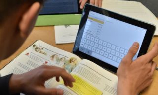 Längst haben moderne Tablets Einzug in den Schulen gehalten. Der Landkreis trägt dieser Entwicklung Rechnung.