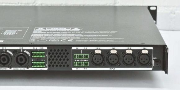 Die vier symmetrischen Eingänge des IAMPs mit XLR-Buchsen und Phoenix- Anschlüssen. Ganz rechts eine USB Buchse für Firmware Updates und zur Aktualisierung der Presets. 