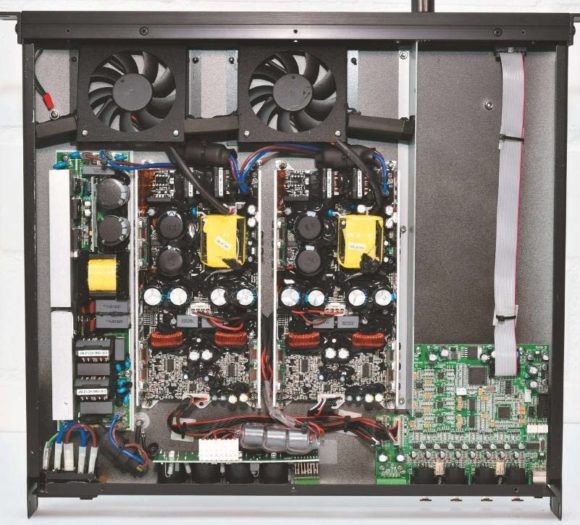 Innenansicht des IAMPs mit zwei jeweils zweikanaligen Endstufenmodulen, dem DSP-System rechts unten und der PFC (Power Factor Correction) ganz links im Bild. 