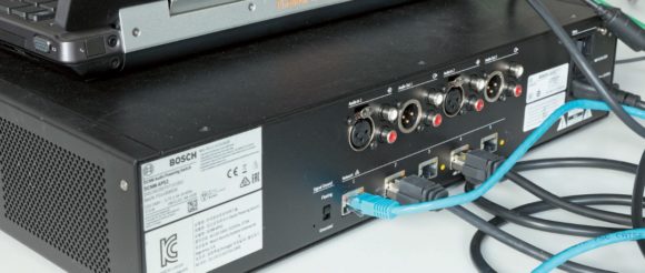 DCNM-APS2 DICENTIS Audio Powering Switch ist zentrale Audioprozessor- Hardware mit 2 x XLRIn/ Out, integriertem Ethernet- Switch und Stromversorgung