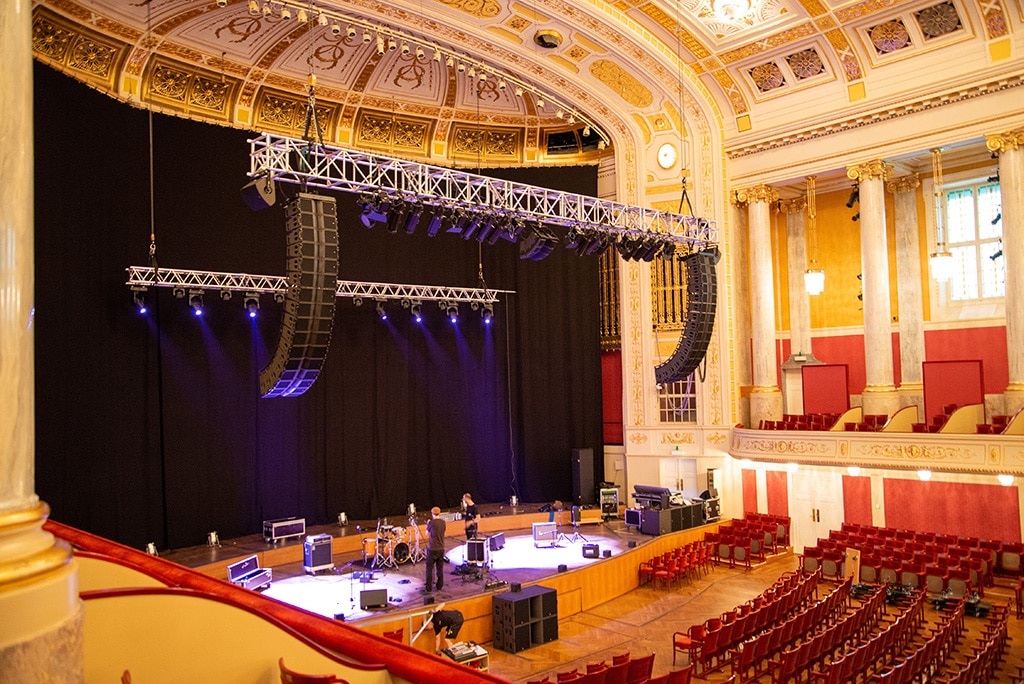 Hauptbeschallung an der Bühne im großen Saal des Wiener Konzerthauses