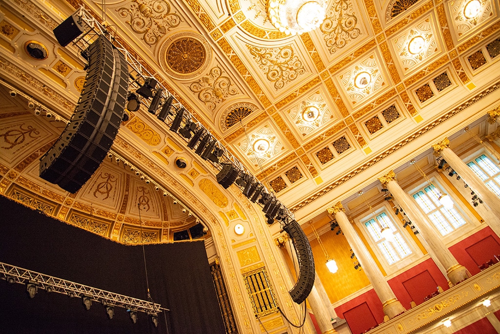 Beschallungsanlage oberhalb der Bühne im großen Saal des Wiener Konzerthauses