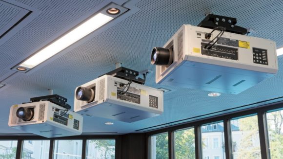 Panasonic 3- Chip-DLP-Projektoren und flüssigkeitsgekühlte PTRZ12KE mit Laserlichtquellen