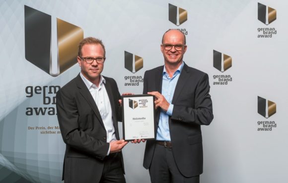 Holzmedia-Geschäftsführer Manuel Holz (links) und Peter Möller bei der Preisverleihung des German Brand Awards 2018