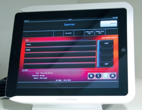 Per iPad können die Mitarbeiter an der Information auf die Musik zugreifen