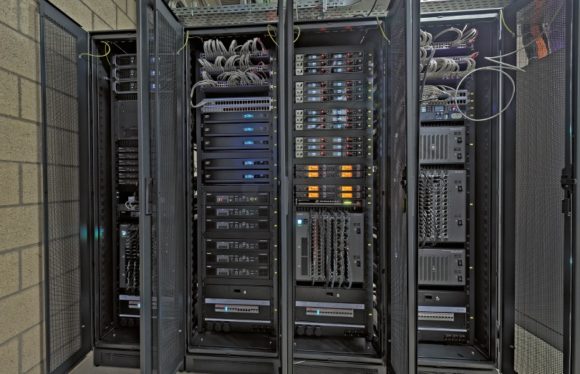 Prall gefüllte Racks in einem der Technikräume