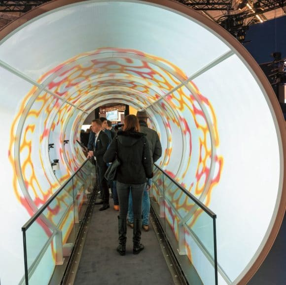 Interaktiver, begehbarer Vortex-Tunnel auf dem ISE-Stand von Epson