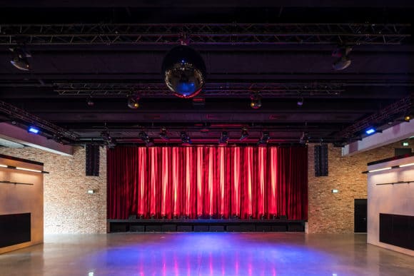 Ausgestattet mit den eigenen Audio- und Lichtprodukten – das Auditorium mit der großen Event-Bühne