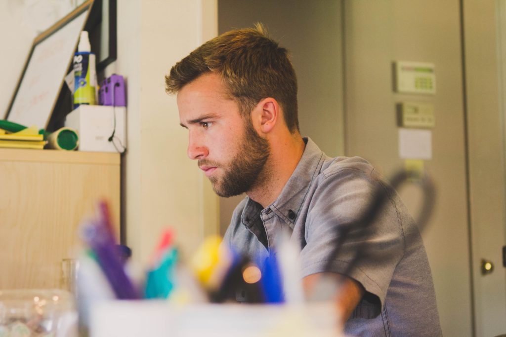 Im Büro arbeitende Person