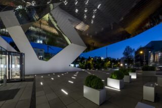 Vorplatz des Porsche-Museums in Stuttgart