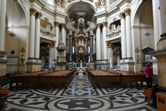 Die Lemberger Dominikaner Kathedrale wird wie viele andere öffentliche Räume in Lemberg mit Technik von Vellez beschallt