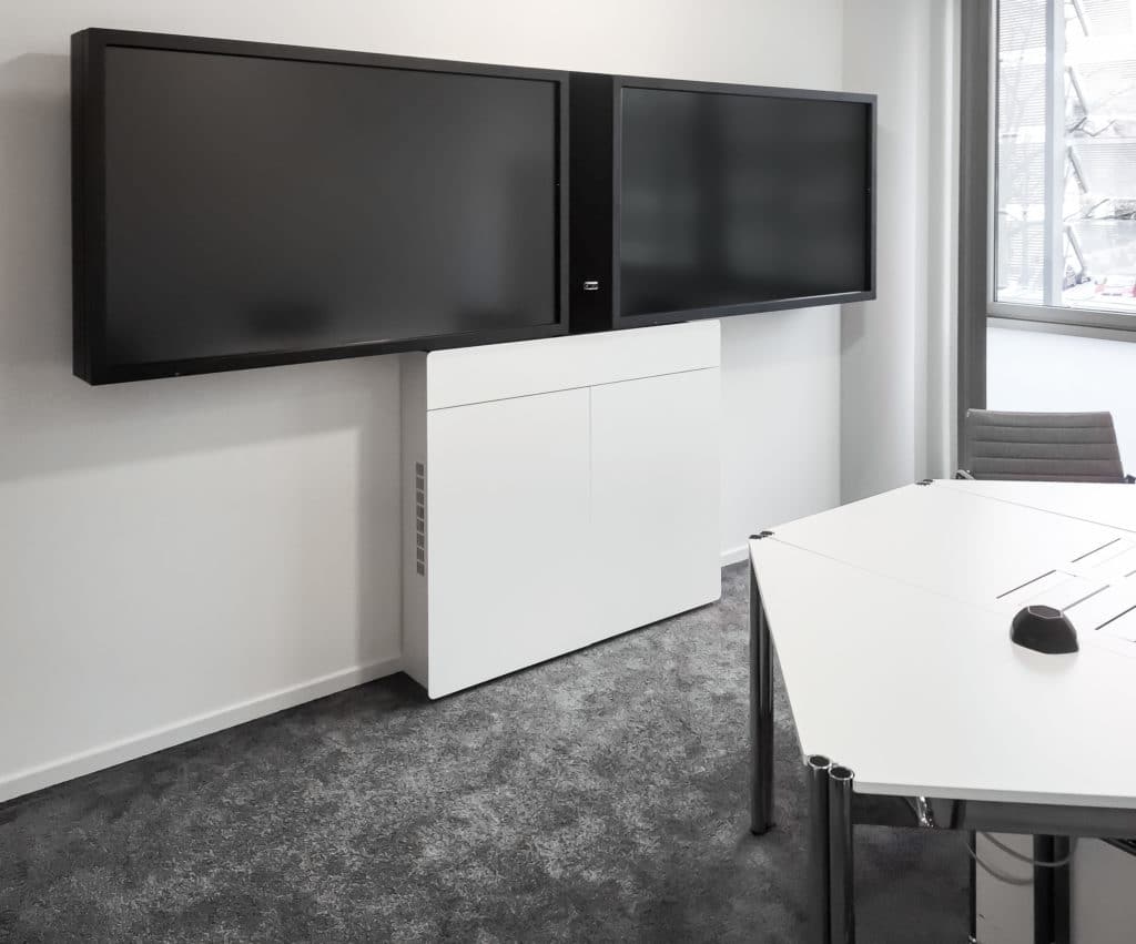 VC-Besprechungsräume mit zweitürigem „VC-Standardmöbel" und 2 × 65" Displays