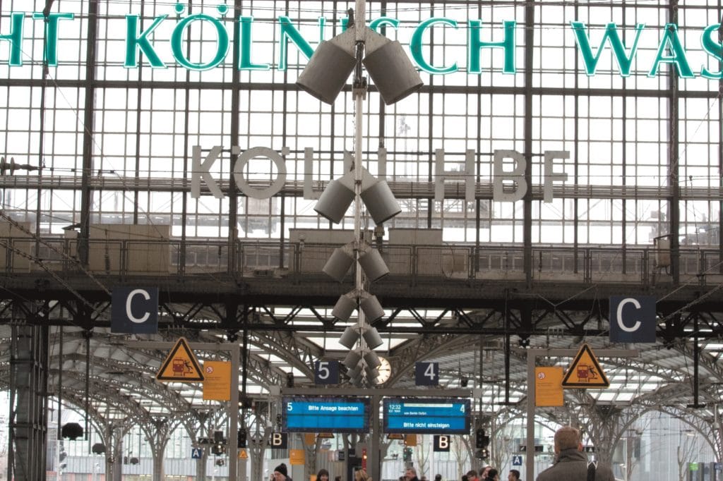 Köln Hauptbahnhof mit Lautsprechern an der Decke
