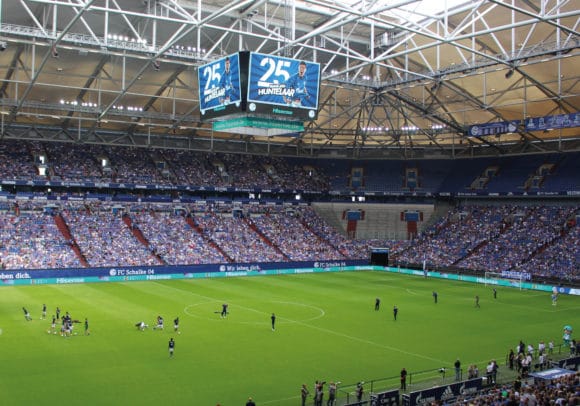 Videowürfel mit UPix „10 mm Pixel-Pitch“-Modulen in der Veltins Arena auf Schalke