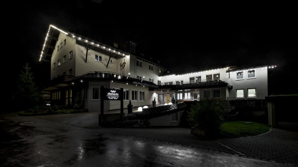Wellness-Hotel von außen bei Nacht