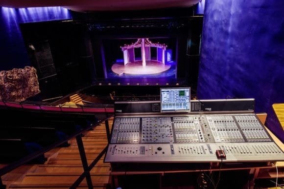 Eins der Theaterprojekte: Im Theater Hof sollte das Audionetzwerk angepasst werden – im Zuge dessen wurden drei Avid Venue-Konsolen installiert und vernetzt. Am FoH-Platz, der sich im ersten Rang befindet, wurde etwa ein Venue D-Show- Pult installiert.