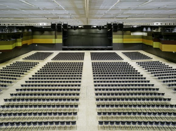 Anspruchsvolles Projekt in Sachen Conferencing: das ICS der Messe Stuttgart – hier der Kongress-Saal C1 mit parlamentarischer Bestuhlung