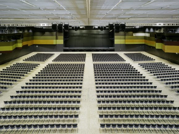 Anspruchsvolles Projekt in Sachen Conferencing: das ICS der Messe Stuttgart – hier der Kongress-Saal C1 mit parlamentarischer Bestuhlung