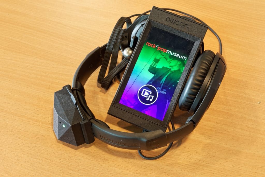 usomo-System mit Smartphone, Tracking-Modul und Kopfhörer