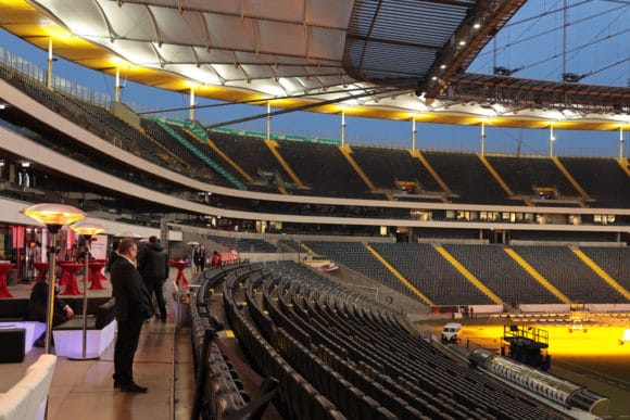 Leute betrachten von den Zuschauerrängen den Innenraum der Commerzbank-Arena