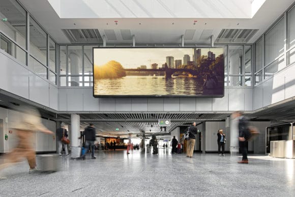 LED-Wall-Installation am Frankfurter Flughafen