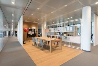 Offene Bürowelten prägen das Arbeiten im neuen Münchener Bürogebäude von Reply.
