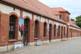 Im Pferdestall der ehemaligen Kavallerieschule in Torgau residiert das Sportgeschäft Intersport Höcke.