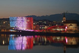 Die Medienfassade des Ars Electronica Centers in Linz ist ein Kunstwerk an sich.
