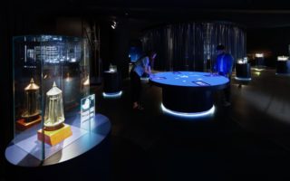 Ausstellungsbereich "Quantum Physics". Interaktiver Medientisch.