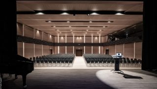 Blick von der Bühne in den sanierten Konzert- und Theatersaal