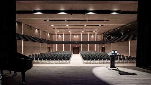 Blick von der Bühne in den sanierten Konzert- und Theatersaal 