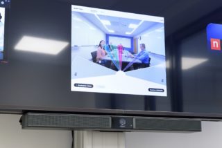 Bildschirm mit angeschlossener Videobar