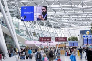 Nahezu wie federleicht schwebend mutet die riesige, doppelseitige Displaywand am Düsseldorfer Flughafen an. Dabei handelt es sich um eine 2 × 25 4K Videowall mit einer 5 × 5 Matrix.