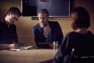 Ob bei physischen oder virtuellen Meetings und Konferenzen: Eine reibungslose Kommunikation wird in der Arbeitswelt immer wichtiger.