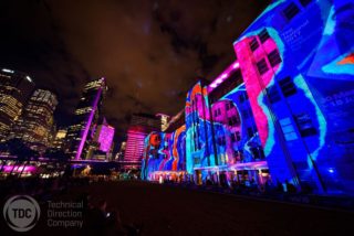 Die Lichtinstallation Organic Vibrations auf der Fassade des Museum of Contemporary Art in Sydney.