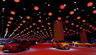 Auch temporäre Lichtinstallationen, wie hier im Autosalon Renault „The Bump“ (MONDIAL DE L’AUTOMOBILE PARIS 2012) gehören zu den großen Leidenschaften des Lichtkünstlers Antonius Quodt.