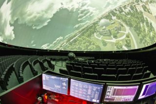 Im Planetariumssaal des Zeiss-Großplanetariums: Zu sehen sind der neue Sternprojektor vom Typ ZEISS UNIVERSARIUM Modell IX und eine Projektion aus der 360-Grad-Eigenproduktion des Hauses "Sterne über Berlin".