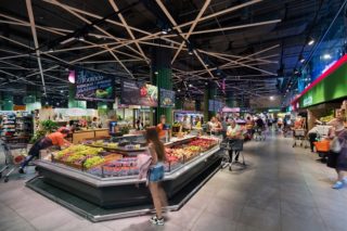 Der Silpo Supermarkt setzt mit der zeitgemäßen LED-Lichttechnik von Bäro Maßstäbe in der Einzelhandelslandschaft von Kiew.